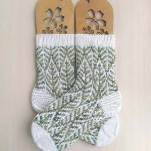 Вязаные новогодние носки RussianSocks ручной работы с елками