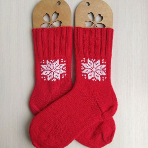 Красные носки со снежинкой Новогодний подарок родителям маме папе жене подарок ручной вязки на Новый год Рождество RussianSocks. Фото №5