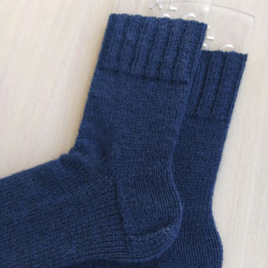 Темно-синие мужские носки вязаные спицами шерстяные RussianSocks. Фото №2