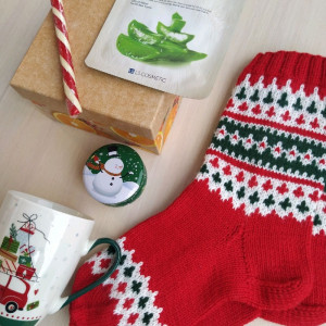 Подарок маме в новогодней коробке с вязаными носками, кружкой и леденцом. Фото №4