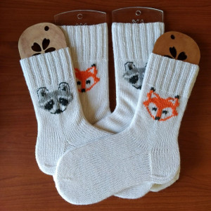 Белые вязаные шерстяные носки с енотами. Фото №5