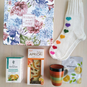 Подарок любимой Большой подарочный бокс с белоснежными подарочными носками ручной работы с разноцветными сердечками. Фото №2