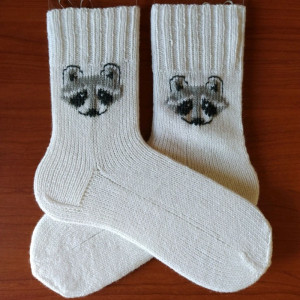 Белые вязаные шерстяные носки с енотами