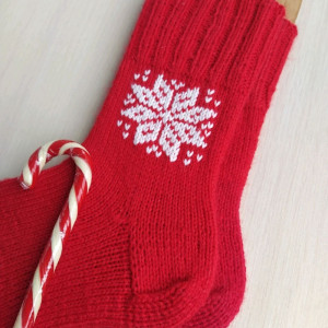 Красные носки со снежинкой Новогодний подарок родителям маме папе жене подарок ручной вязки на Новый год Рождество RussianSocks. Фото №6