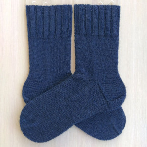 Темно-синие мужские носки вязаные спицами шерстяные RussianSocks. Фото №4