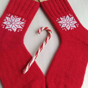 Красные носки со снежинкой Новогодний подарок родителям маме папе жене подарок ручной вязки на Новый год Рождество RussianSocks. Фото №4
