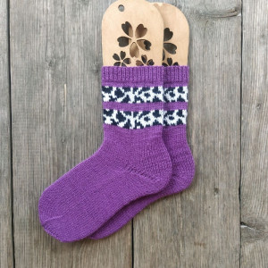 Сиреневые шерстяные вязаные носки ручной работы с узором 33 коровы