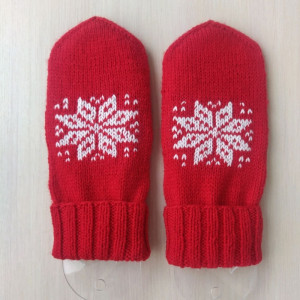 RussianSocks Варежки красные новогодние со снежинкой теплые рукавички. Фото №3