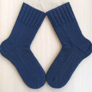 Темно-синие мужские носки вязаные спицами шерстяные RussianSocks. Фото №3