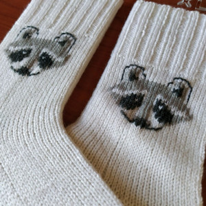 Белые вязаные шерстяные носки с енотами. Фото №3