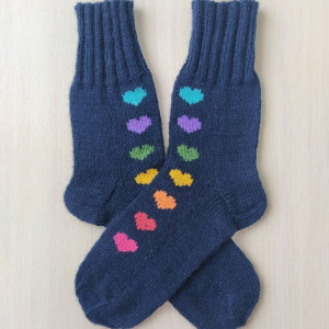 Темно-синие шерстяные вязаные носки RussianSocks с разноцветными сердечками