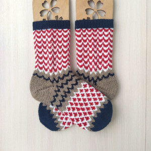 Теплые шерстяные вязаные спицами носки ручной работы RussianSocks купить. Фото №3