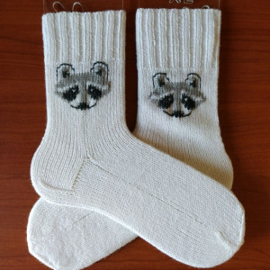 Белые вязаные шерстяные носки с енотами. Фото №2