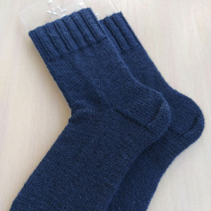 Темно-синие мужские носки вязаные спицами шерстяные RussianSocks. Фото №5