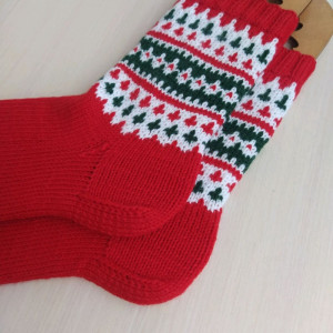 Красные новогодние носки со скандинавским орнаментом. Фото №6