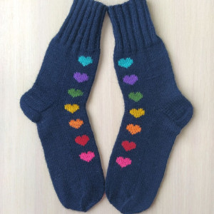 Темно-синие шерстяные вязаные носки RussianSocks с разноцветными сердечками. Фото №2