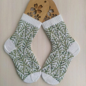 Вязаные новогодние носки RussianSocks ручной работы с елками. Фото №3