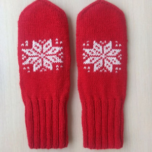 RussianSocks Варежки красные новогодние со снежинкой теплые рукавички. Фото №2