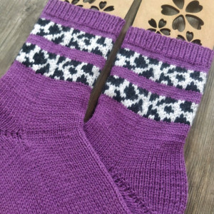 Сиреневые шерстяные вязаные носки ручной работы с узором 33 коровы. Фото №6
