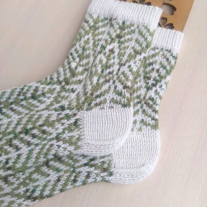 Вязаные новогодние носки RussianSocks ручной работы с елками. Фото №4