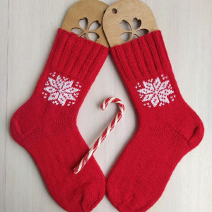 Красные носки со снежинкой Новогодний подарок родителям маме папе жене подарок ручной вязки на Новый год Рождество RussianSocks. Фото №3