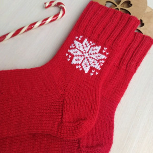 Красные носки со снежинкой Новогодний подарок родителям маме папе жене подарок ручной вязки на Новый год Рождество RussianSocks. Фото №2