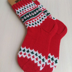 Красные новогодние носки со скандинавским орнаментом. Фото №3