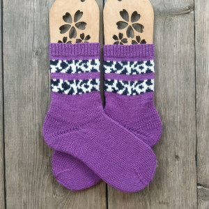 Сиреневые шерстяные вязаные носки ручной работы с узором 33 коровы. Фото №5