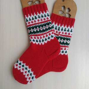 Красные новогодние носки со скандинавским орнаментом. Фото №7