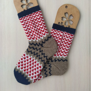 Теплые шерстяные вязаные спицами носки ручной работы RussianSocks купить. Фото №6