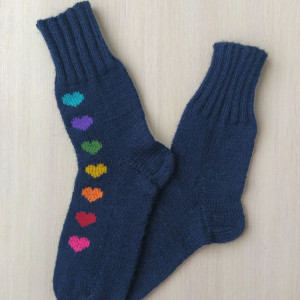 Темно-синие шерстяные вязаные носки RussianSocks с разноцветными сердечками. Фото №5