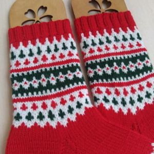 Красные новогодние носки со скандинавским орнаментом. Фото №5