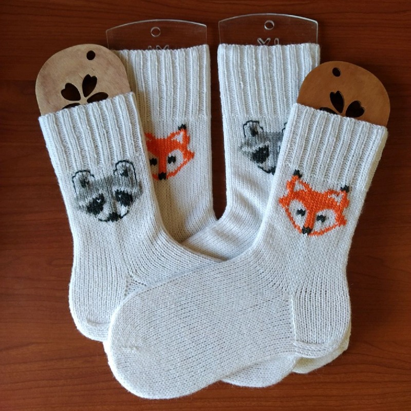 Белые вязаные шерстяные носки с енотами