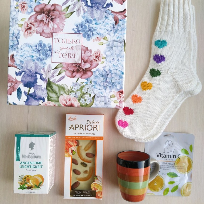 Подарок любимой Большой подарочный бокс с белоснежными подарочными носками ручной работы с разноцветными сердечками