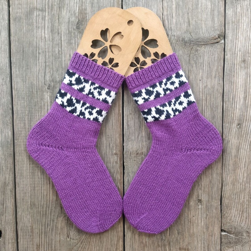 Сиреневые шерстяные вязаные носки ручной работы с узором 33 коровы