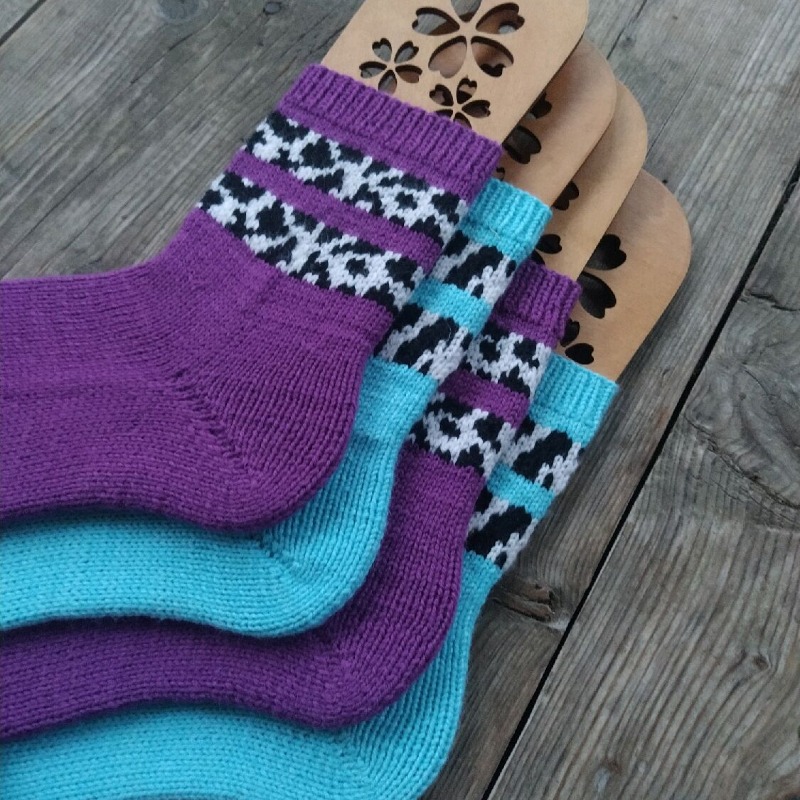 Сиреневые шерстяные вязаные носки ручной работы с узором 33 коровы