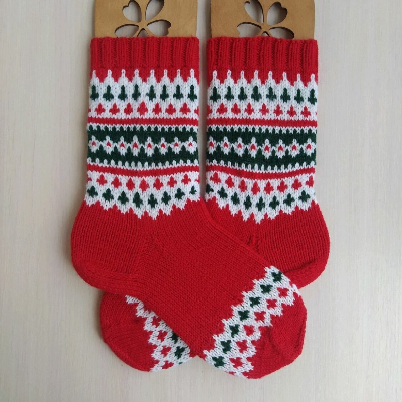 Красные новогодние носки со скандинавским орнаментом