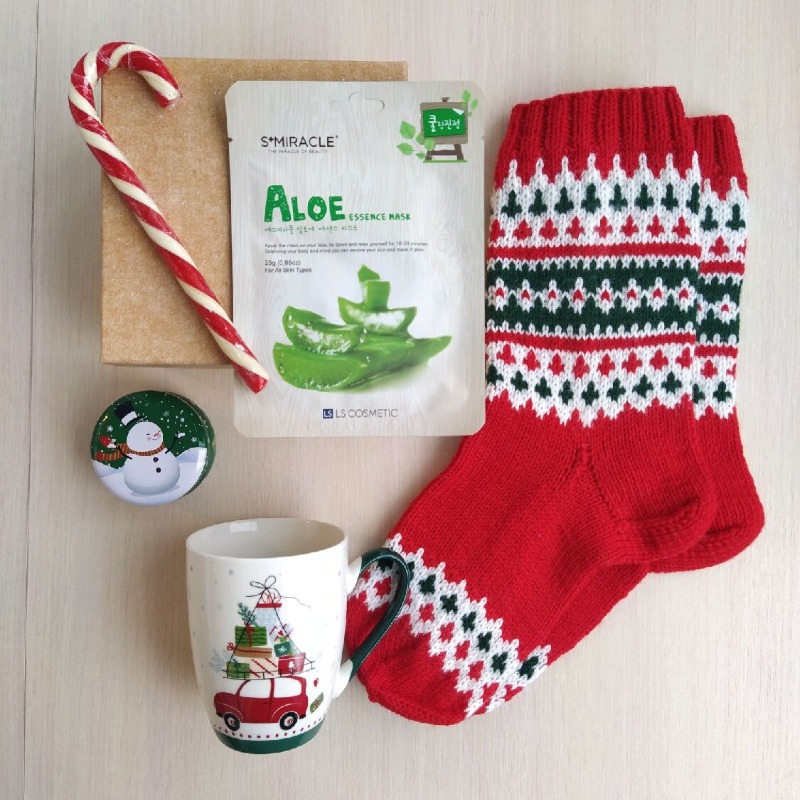 Подарок маме в новогодней коробке с вязаными носками, кружкой и леденцом