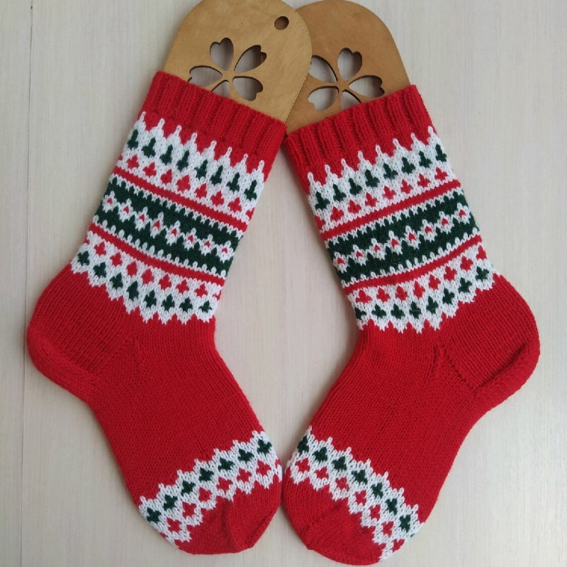 Красные новогодние носки со скандинавским орнаментом