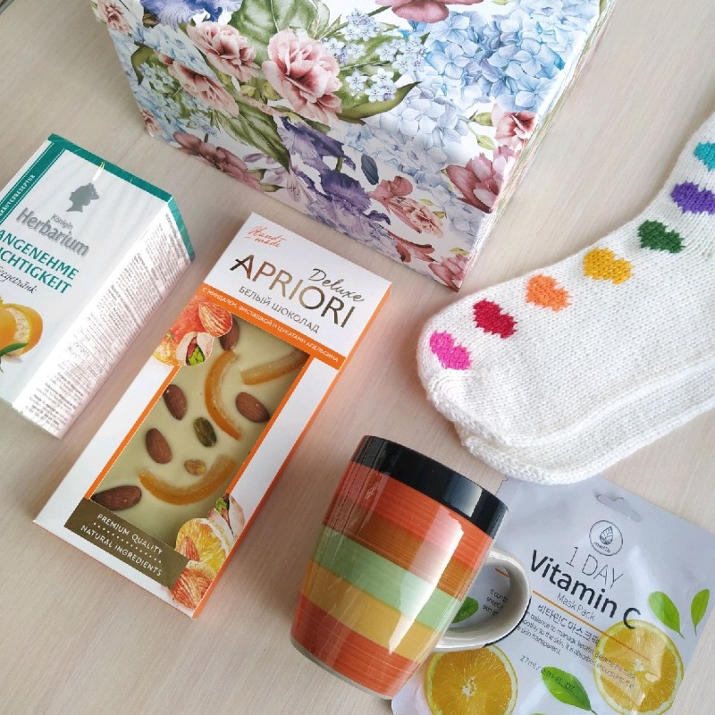 Подарок любимой Большой подарочный бокс с белоснежными подарочными носками ручной работы с разноцветными сердечками