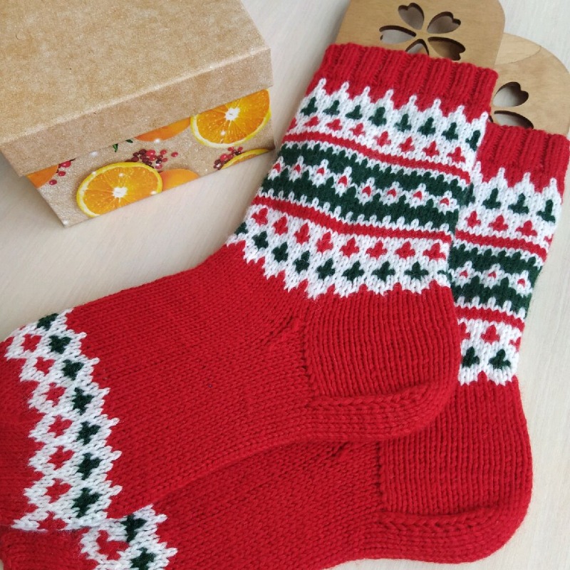 Подарок маме в новогодней коробке с вязаными носками, кружкой и леденцом