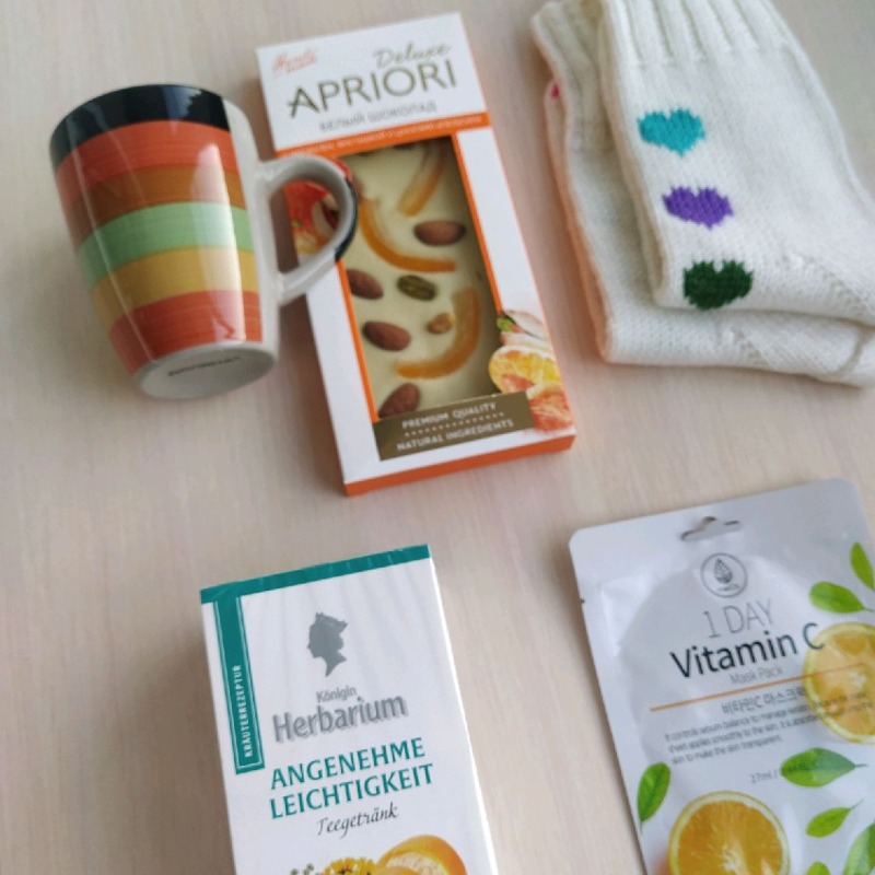 Подарок любимой Большой подарочный бокс с белоснежными подарочными носками ручной работы с разноцветными сердечками