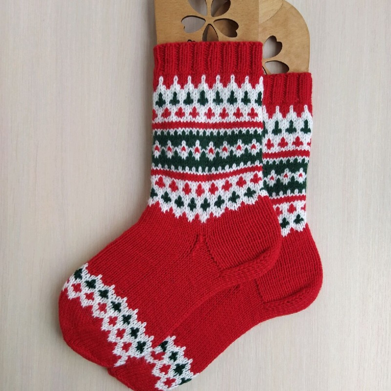 Подарок маме в новогодней коробке с вязаными носками, кружкой и леденцом