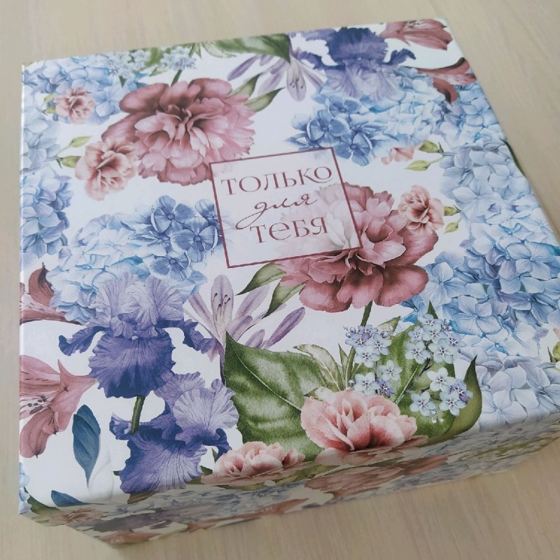 Подарок любимой Большой подарочный бокс с белоснежными подарочными носками ручной работы с разноцветными сердечками