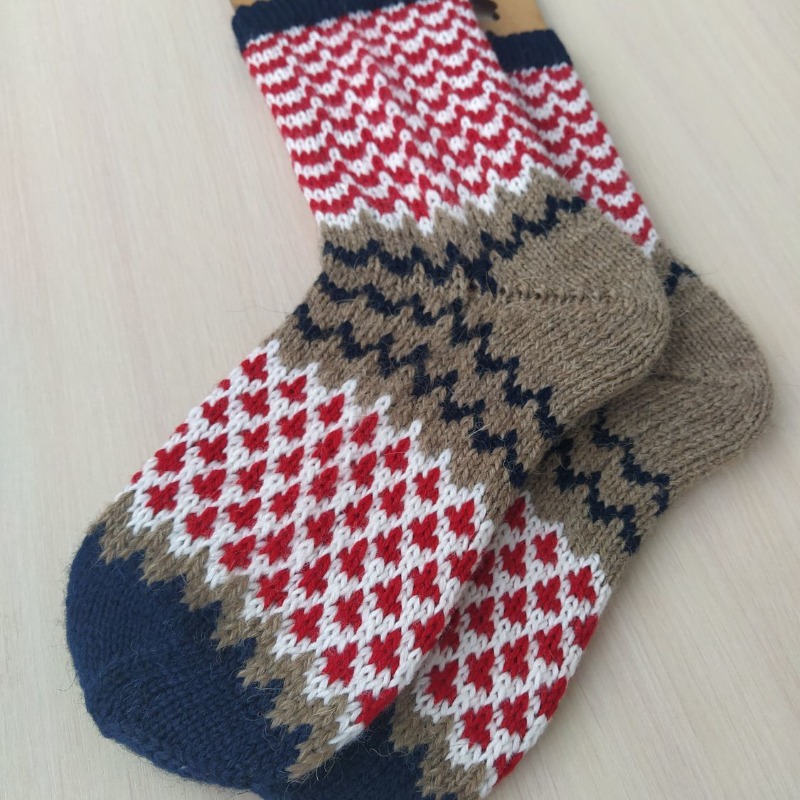 Теплые шерстяные вязаные спицами носки ручной работы RussianSocks купить