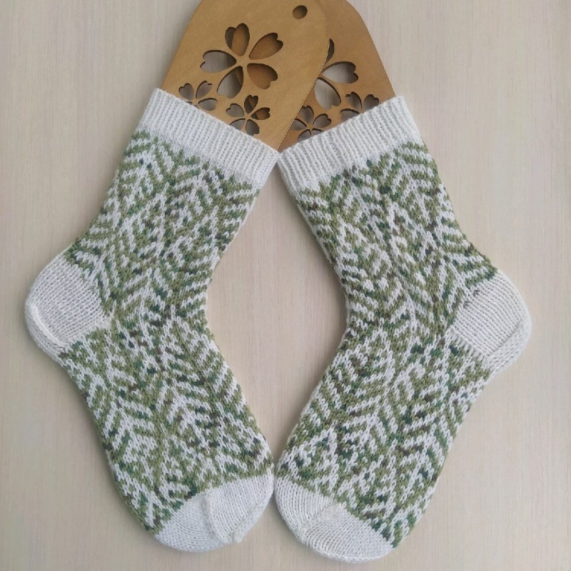 Вязаные новогодние носки RussianSocks ручной работы с елками