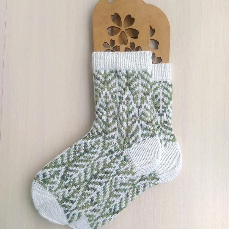 Вязаные новогодние носки RussianSocks ручной работы с елками