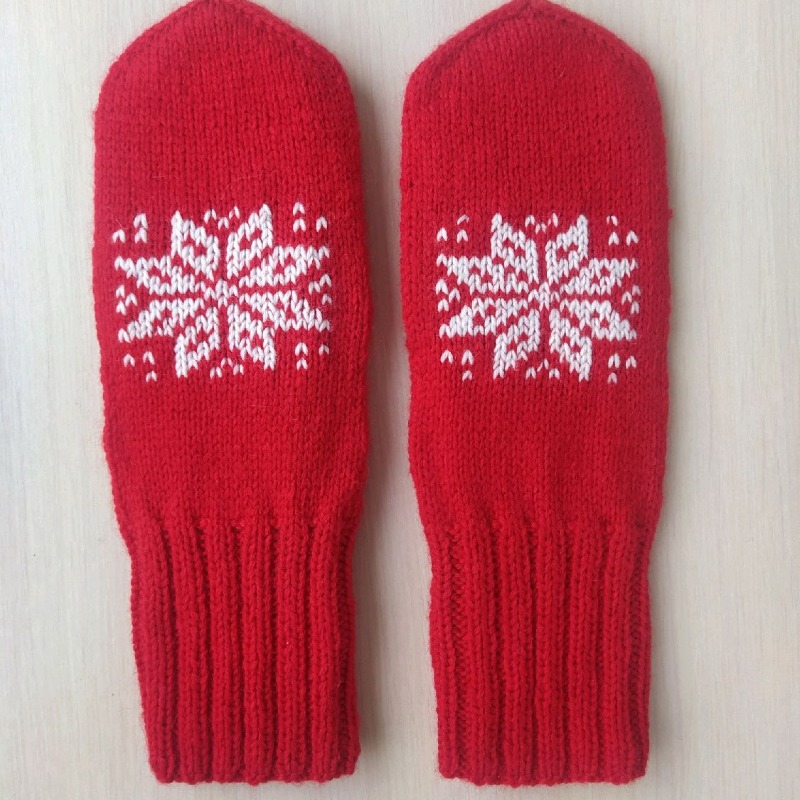 RussianSocks Варежки красные новогодние со снежинкой теплые рукавички