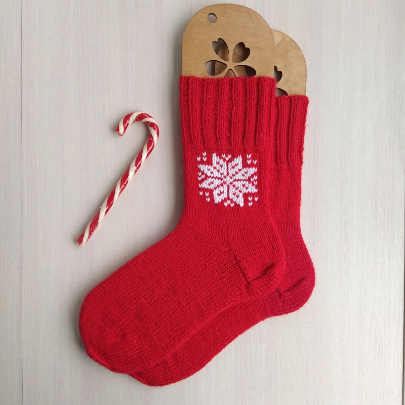 Красные носки со снежинкой Новогодний подарок родителям маме папе жене подарок ручной вязки на Новый год Рождество RussianSocks