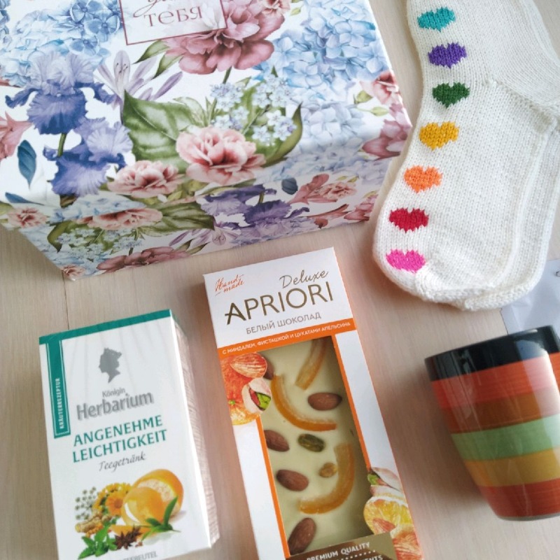 Подарок любимой Большой подарочный бокс с белоснежными подарочными носками ручной работы с разноцветными сердечками